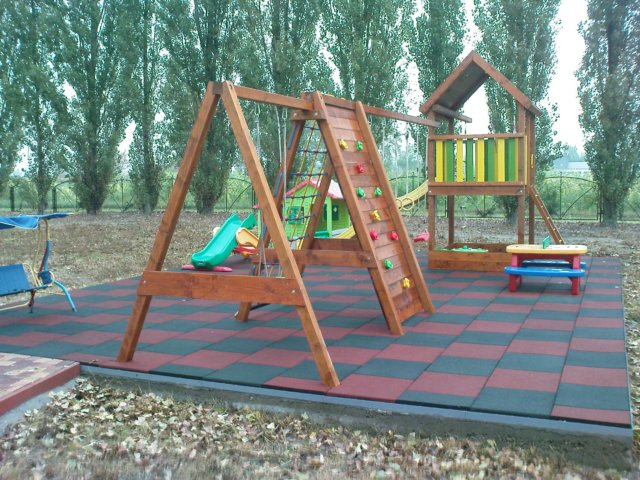 Igrišče gumijasta pločevina črna 45x500x500mm